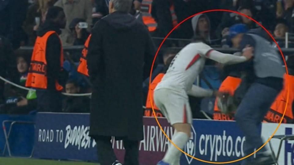 欧冠：切尔西客场2-5惨败巴黎，佩德罗·内托推搡球童引发争议